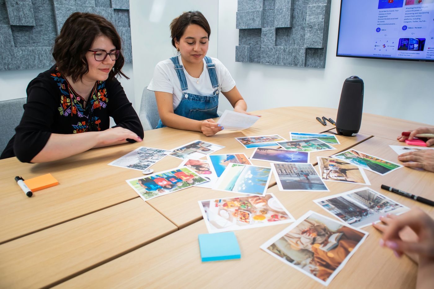 Twee collega's die samen reflecteren